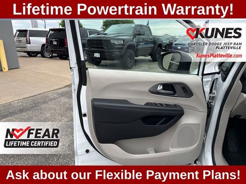 Used 2023 Chrysler Pacifica Touring-L FWD image 12