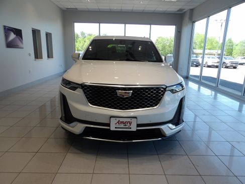 Used 2025 Cadillac XT6 Luxury AWD/4WD image 2