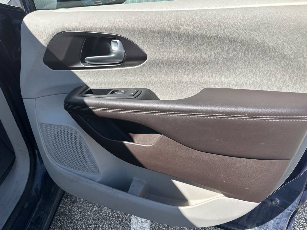 Used 2017 Chrysler Pacifica Touring-L FWD image 27