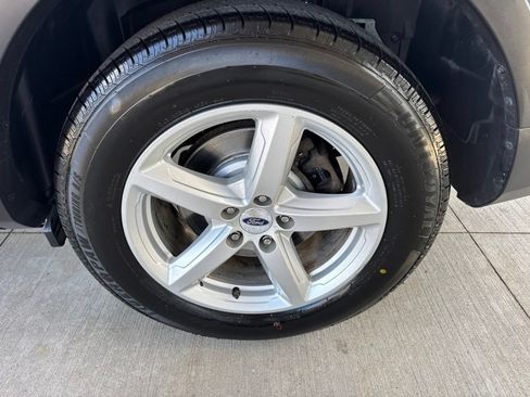 Certified 2018 Ford Explorer XLT w/ Equipment Group 202A FWD image 18