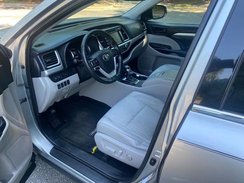 Used 2019 Toyota Highlander Plus FWD image 11