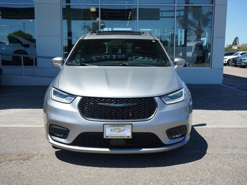 Used 2021 Chrysler Pacifica Limited w/ Uconnect Theater Family Group FWD image 3
