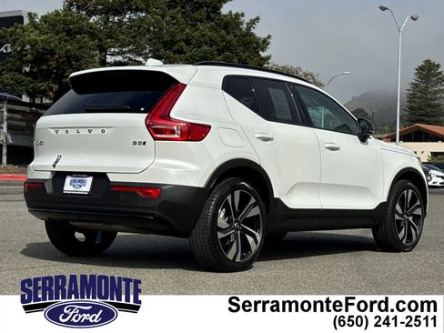 Used 2025 Volvo XC40 B5 Plus image 4