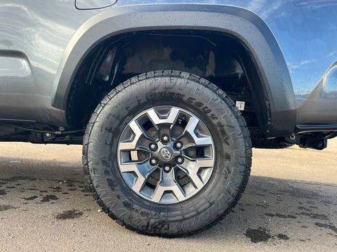 Used 2022 Toyota Tacoma TRD Off-Road AWD/4WD image 14