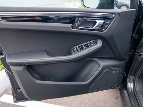 Certified 2026 Porsche Macan AWD/4WD image 10