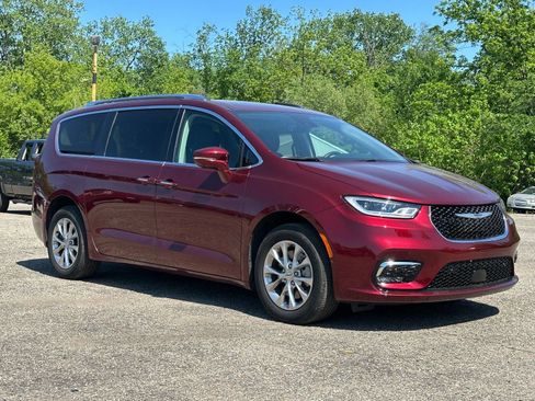 Used 2021 Chrysler Pacifica Touring-L w/ Uconnect Theater Family Group AWD/4WD image 1