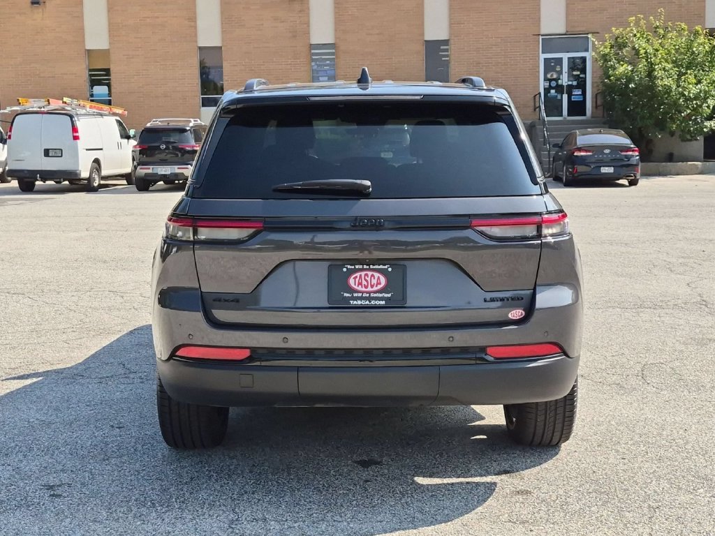 Used 2025 Jeep Grand Cherokee Limited AWD/4WD image 4