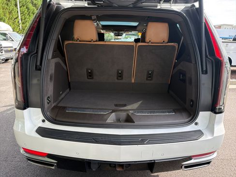 Used 2021 Cadillac Escalade Premium Luxury AWD/4WD image 34