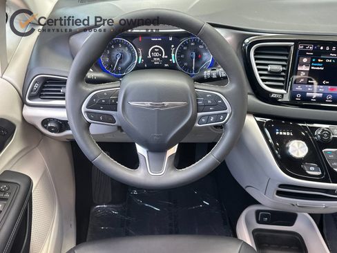 Used 2024 Chrysler Pacifica Touring-L FWD image 15