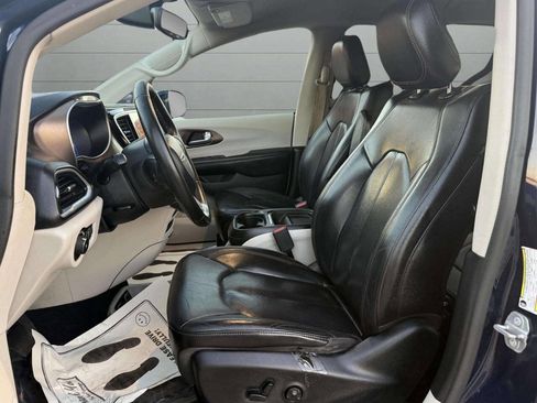 Used 2018 Chrysler Pacifica Touring-L image 12