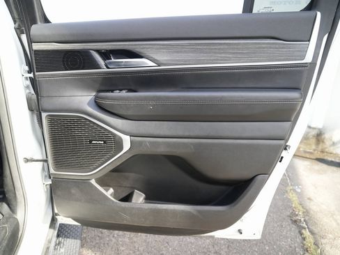 Used 2023 Jeep Wagoneer L Series II image 37