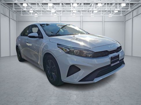 Used 2023 Kia Forte LXS w/ LXS Technology Package FWD image 3