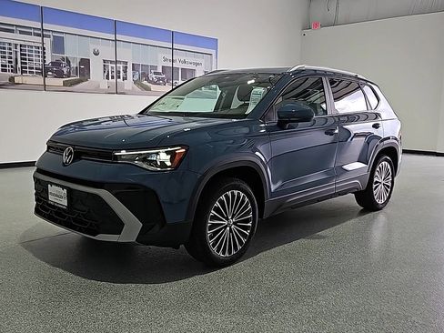 New 2026 Volkswagen Taos SE FWD image 4