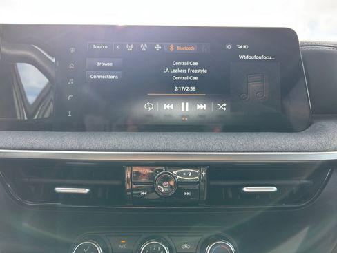 Used 2025 Nissan Kicks SV image 21