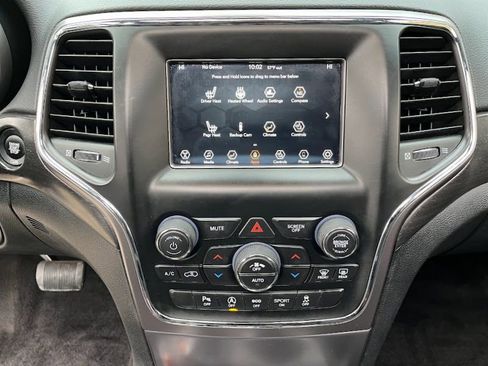 Used 2018 Jeep Grand Cherokee Laredo image 18