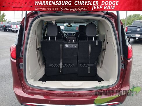Used 2020 Chrysler Pacifica Touring-L FWD image 32