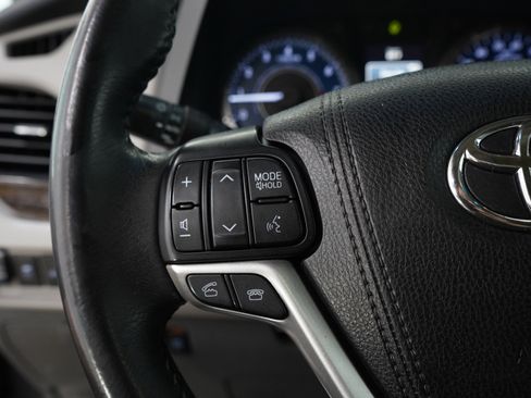 Used 2017 Toyota Sienna XLE w/ XLE Navigation Package FWD image 29