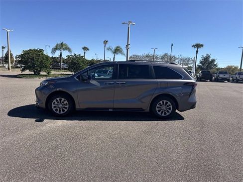 Used 2024 Toyota Sienna XLE image 7