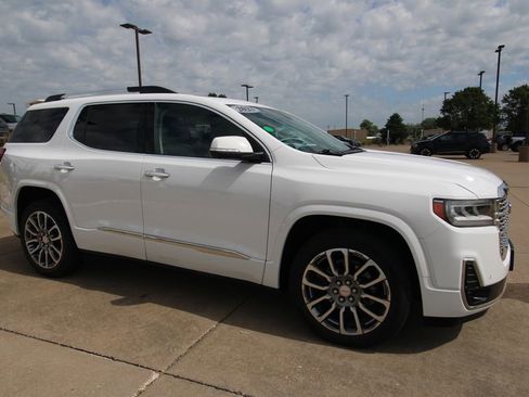 Used 2023 GMC Acadia Denali w/ Denali Ultimate Package AWD/4WD image 3