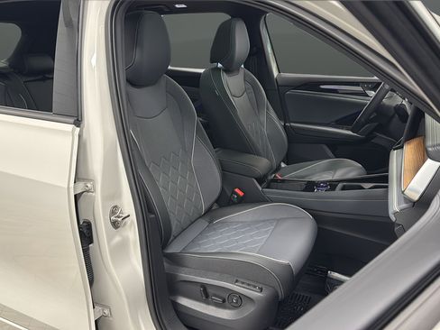 Used 2025 Volkswagen Tiguan SEL R-Line AWD/4WD image 24