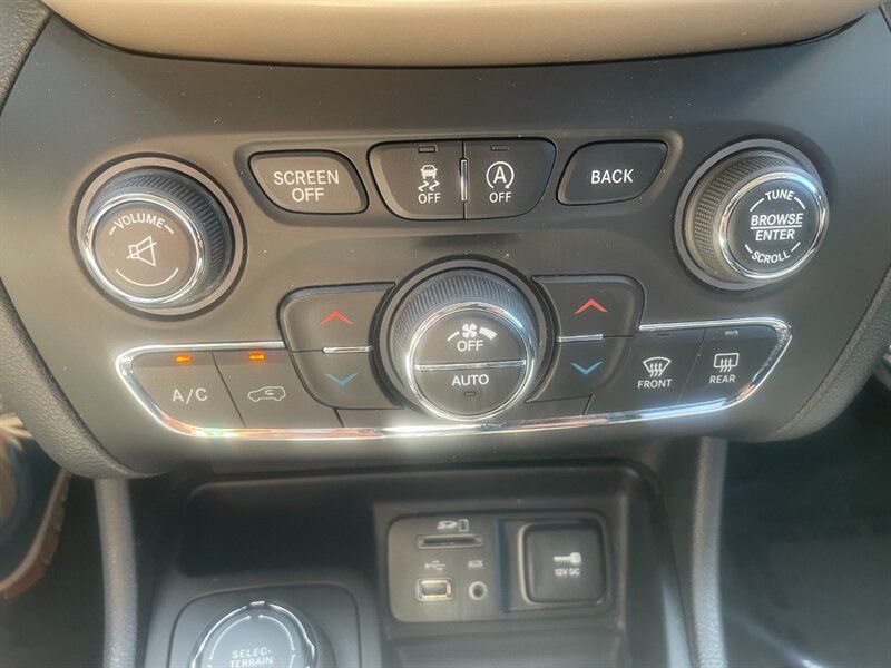 Used 2017 Jeep Cherokee Limited AWD/4WD image 10