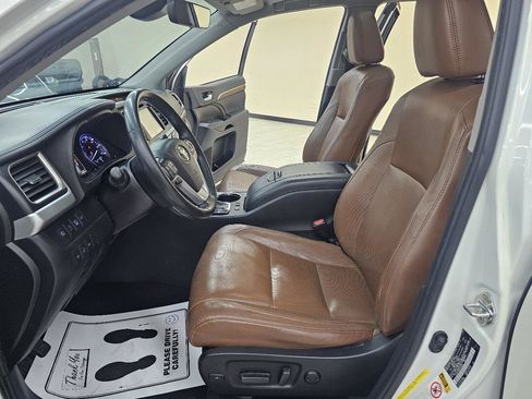 Used 2019 Toyota Highlander Limited Platinum FWD image 19
