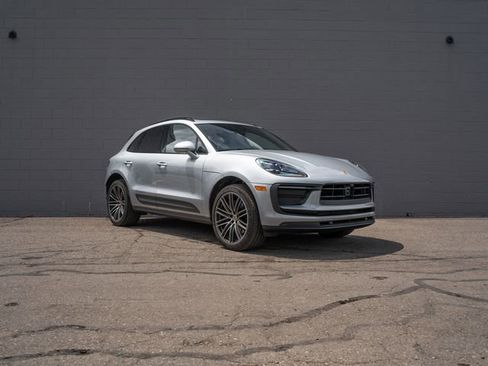 Certified 2026 Porsche Macan AWD/4WD image 9