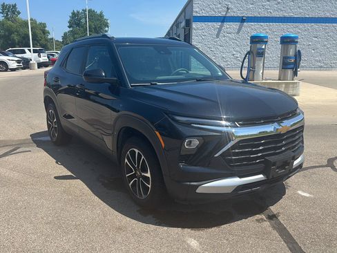 Used 2025 Chevrolet TrailBlazer LT AWD/4WD image 7