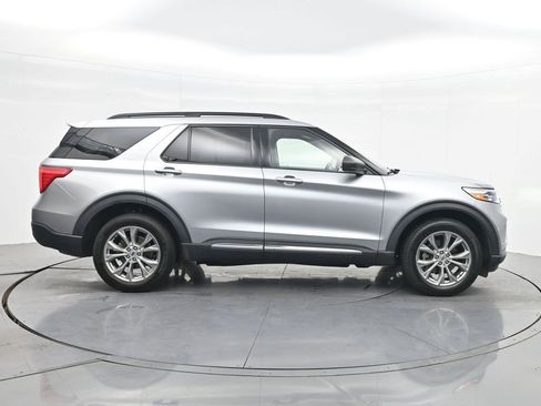 Used 2023 Ford Explorer XLT w/ Equipment Group 202A AWD/4WD image 4
