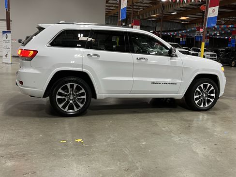 Used 2018 Jeep Grand Cherokee Overland AWD/4WD image 6