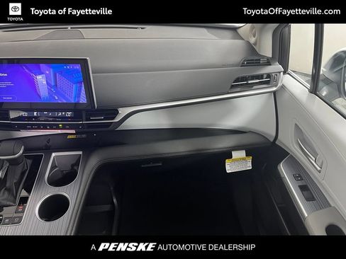 Used 2026 Toyota Sienna XLE FWD image 16