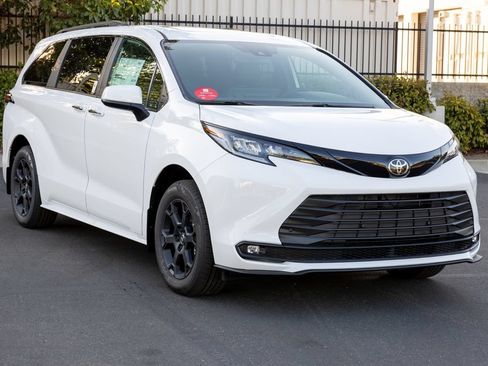 New 2026 Toyota Sienna XLE Woodland Edition AWD/4WD image 3