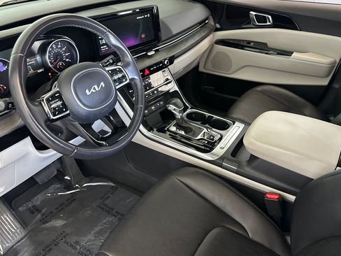 Used 2024 Kia Carnival EX FWD image 4