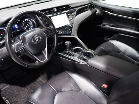 Used 2020 Toyota Camry XLE image 11