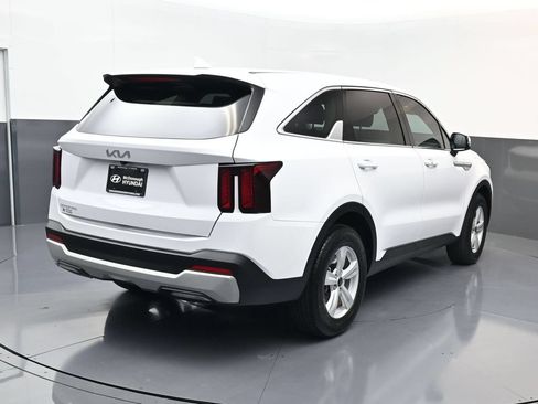 Used 2025 Kia Sorento LX FWD image 3