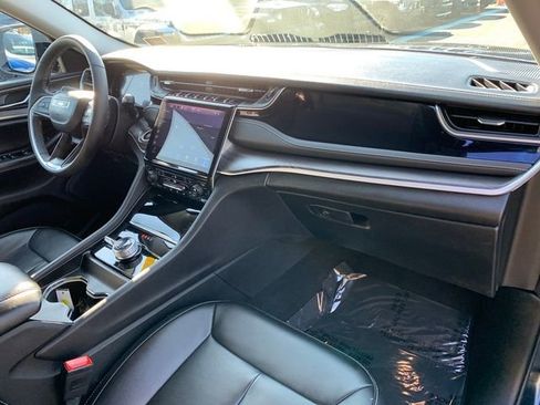 Used 2024 Jeep Grand Cherokee Limited w/ Black Appearance Package image 12