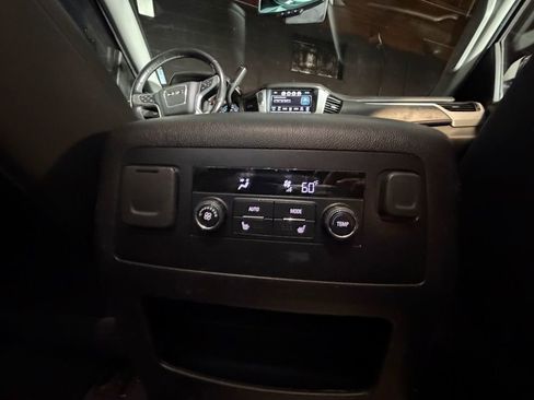 Used 2019 GMC Yukon XL SLT AWD/4WD image 17