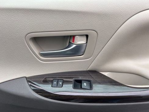 Used 2016 Toyota Sienna XLE image 31