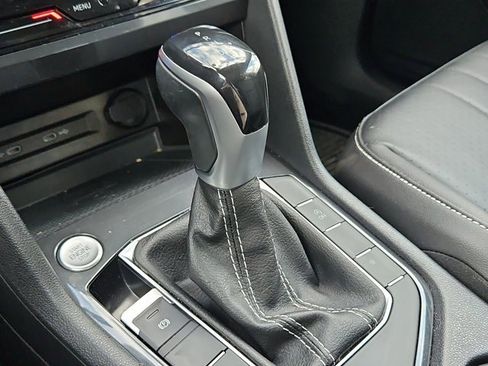 Used 2022 Volkswagen Tiguan SE image 11