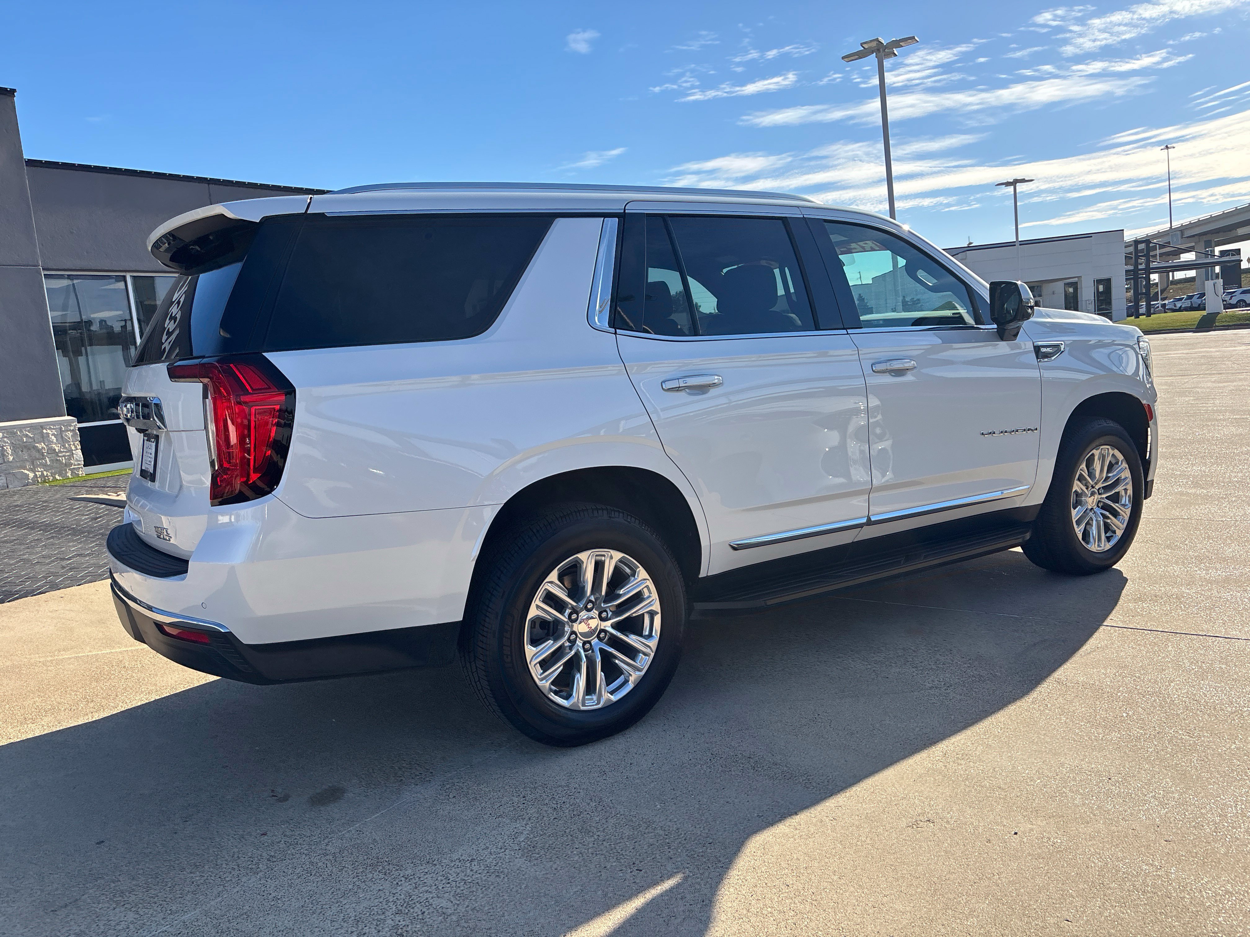Used 2022 GMC Yukon SLT w/ SLT Luxury Package AWD/4WD image 15
