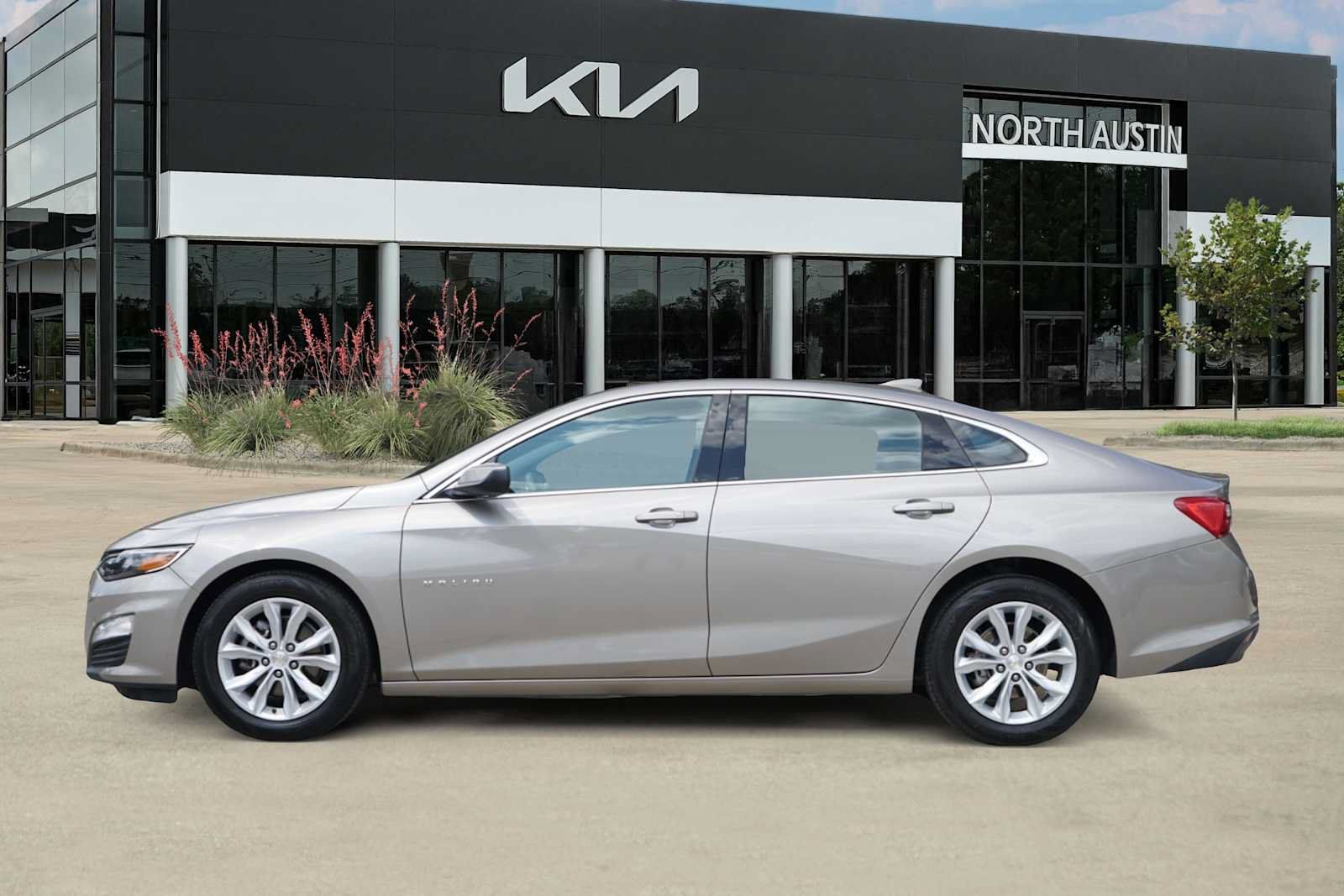 Used 2025 Chevrolet Malibu LT FWD image 3