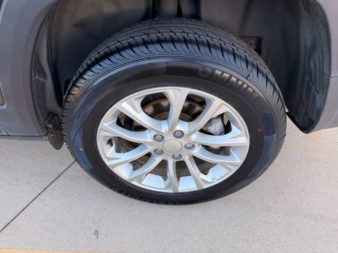 Used 2019 Jeep Cherokee Latitude w/ Popular Appearance Group image 31