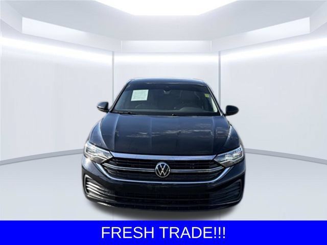 Used 2022 Volkswagen Jetta SE FWD image 2