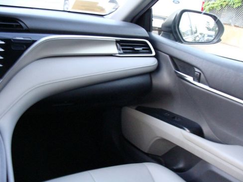 Used 2018 Toyota Camry SE FWD image 19