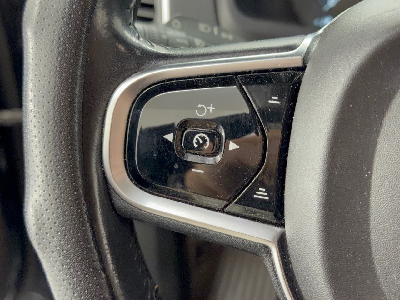 Used 2016 Volvo XC90 T6 Momentum AWD/4WD image 18