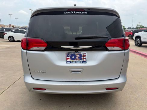 Used 2023 Chrysler Voyager LX FWD image 8
