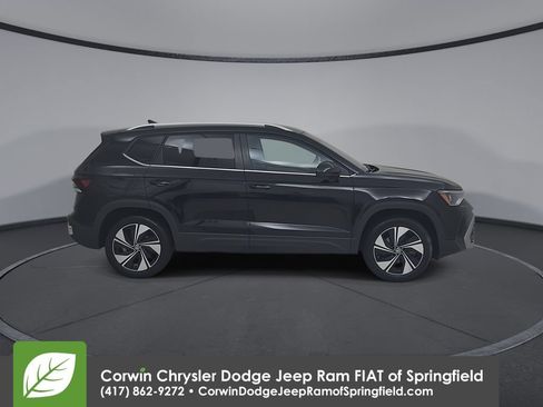 Used 2025 Volkswagen Taos SE AWD/4WD image 17