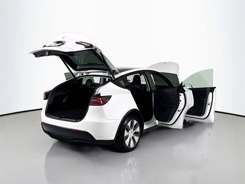 Used 2021 Tesla Model Y Long Range image 35