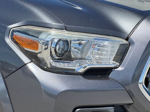 Used 2019 Toyota Tacoma TRD Sport AWD/4WD image 12