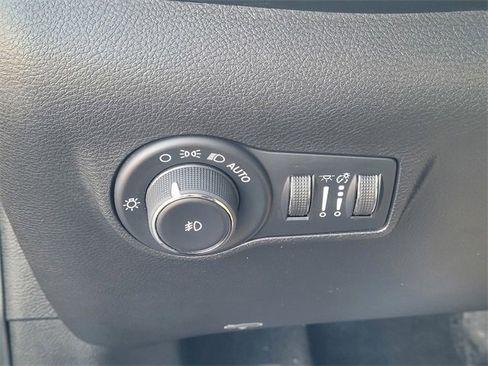 Used 2024 Jeep Compass Latitude image 23